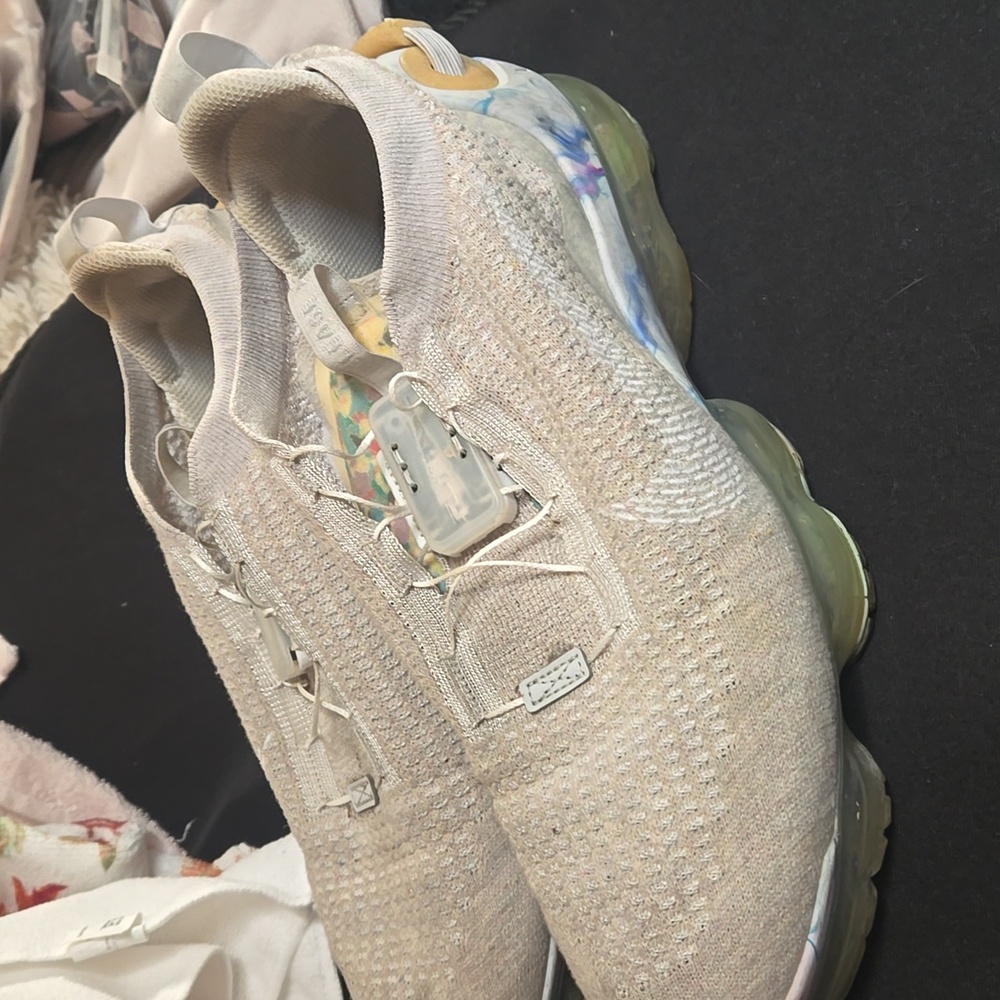 Nike White Sneakers with Stylish Design - Picture 2 of 6